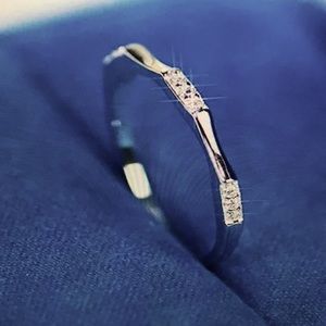 Silvery Shiny Simple Exquisite Ring,  9 small shattered Faux Diamonds Size 5